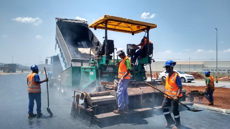 Equipe em obra de pavimentação